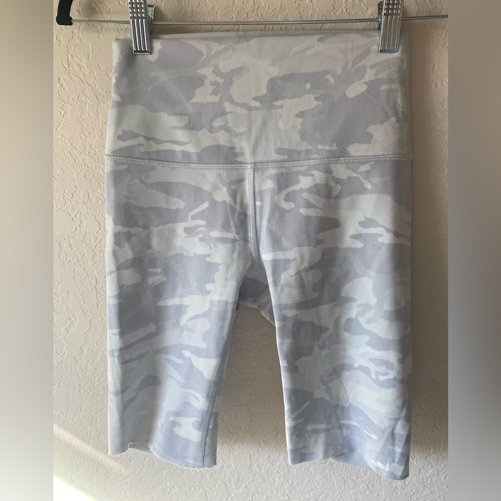 Lululemon Wunder Under Ribbed Biker Shorts  ~ Size 4 - Picture 3 of 9